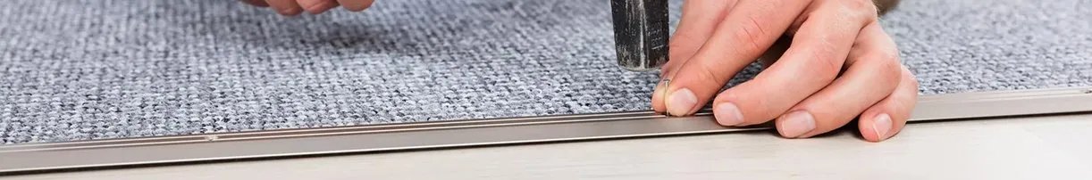 Pemasangan aksesoris karpet